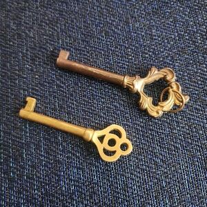 Vintage Pair Of 2 Gold Brass Ornate Skeleton Keys Art Nouveau